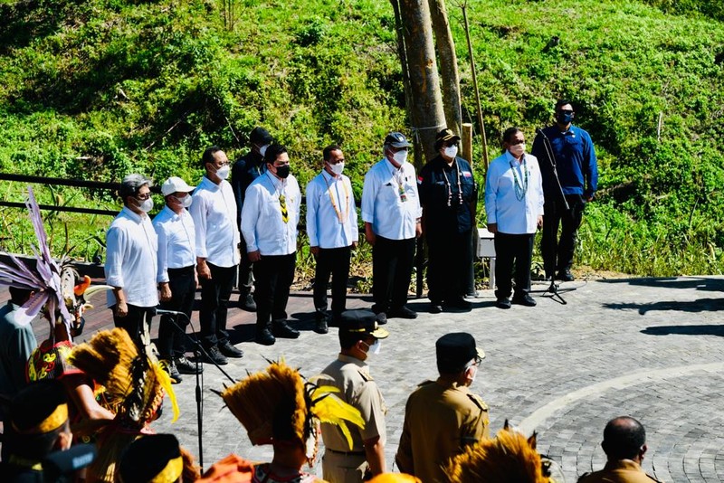 Presiden Joko Widodo dan Ibu Iriana Joko Widodo tiba di Kawasan Titik Nol Kilometer Ibu Kota Nusantara (IKN), di Kabupaten Penajam Paser Utara, Provinsi Kalimantan Timur, Senin, 14 Maret 2022, sekitar pukul 09.37 WITA. Saat tiba, Presiden dan Ibu Iriana disambut dengan prosesi adat tepung tawar dari Sultan Kutai Kartanegara. (Dok: Biro Pers Sekretariat Presiden) Presiden Joko Widodo dan Ibu Iriana Joko Widodo tiba di Kawasan Titik Nol Kilometer Ibu Kota Nusantara (IKN), di Kabupaten Penajam Paser Utara, Provinsi Kalimantan Timur, Senin, 14 Maret 2022, sekitar pukul 09.37 WITA. Saat tiba, Presiden dan Ibu Iriana disambut dengan prosesi adat tepung tawar dari Sultan Kutai Kartanegara. (Dok: Biro Pers Sekretariat Presiden)