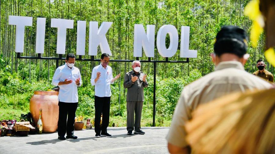 Presiden Joko Widodo dan Ibu Iriana Joko Widodo tiba di Kawasan Titik Nol Kilometer Ibu Kota Nusantara (IKN), di Kabupaten Penajam Paser Utara, Provinsi Kalimantan Timur, Senin, 14 Maret 2022, sekitar pukul 09.37 WITA. Saat tiba, Presiden dan Ibu Iriana disambut dengan prosesi adat tepung tawar dari Sultan Kutai Kartanegara. (Dok: Biro Pers Sekretariat Presiden)