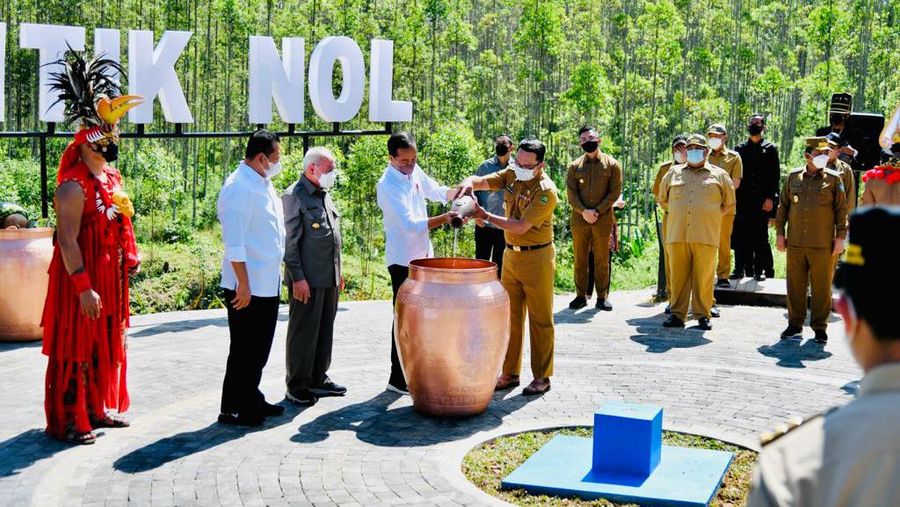 Presiden Joko Widodo dan Ibu Iriana Joko Widodo tiba di Kawasan Titik Nol Kilometer Ibu Kota Nusantara (IKN), di Kabupaten Penajam Paser Utara, Provinsi Kalimantan Timur, Senin, 14 Maret 2022, sekitar pukul 09.37 WITA. Saat tiba, Presiden dan Ibu Iriana disambut dengan prosesi adat tepung tawar dari Sultan Kutai Kartanegara. (Dok: Biro Pers Sekretariat Presiden)