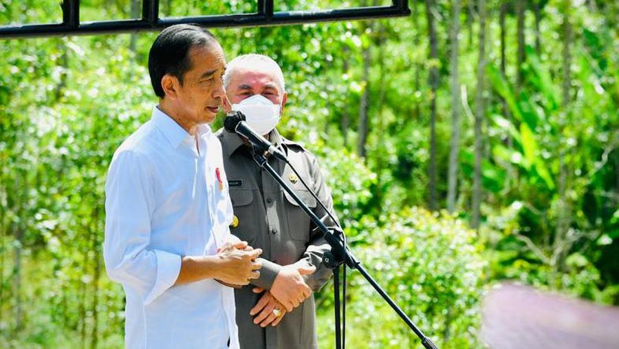 Presiden Joko Widodo dan Ibu Iriana Joko Widodo tiba di Kawasan Titik Nol Kilometer Ibu Kota Nusantara (IKN), di Kabupaten Penajam Paser Utara, Provinsi Kalimantan Timur, Senin, 14 Maret 2022, sekitar pukul 09.37 WITA. Saat tiba, Presiden dan Ibu Iriana disambut dengan prosesi adat tepung tawar dari Sultan Kutai Kartanegara. (Dok: Biro Pers Sekretariat Presiden)
