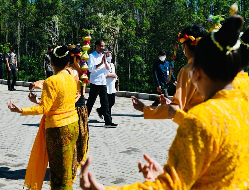 Presiden Joko Widodo dan Ibu Iriana Joko Widodo tiba di Kawasan Titik Nol Kilometer Ibu Kota Nusantara (IKN), di Kabupaten Penajam Paser Utara, Provinsi Kalimantan Timur, Senin, 14 Maret 2022, sekitar pukul 09.37 WITA. Saat tiba, Presiden dan Ibu Iriana disambut dengan prosesi adat tepung tawar dari Sultan Kutai Kartanegara. (Dok: Biro Pers Sekretariat Presiden)