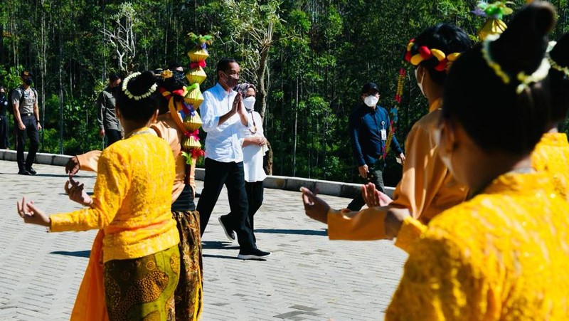 Presiden Joko Widodo dan Ibu Iriana Joko Widodo tiba di Kawasan Titik Nol Kilometer Ibu Kota Nusantara (IKN), di Kabupaten Penajam Paser Utara, Provinsi Kalimantan Timur, Senin, 14 Maret 2022, sekitar pukul 09.37 WITA. Saat tiba, Presiden dan Ibu Iriana disambut dengan prosesi adat tepung tawar dari Sultan Kutai Kartanegara. (Dok: Biro Pers Sekretariat Presiden)