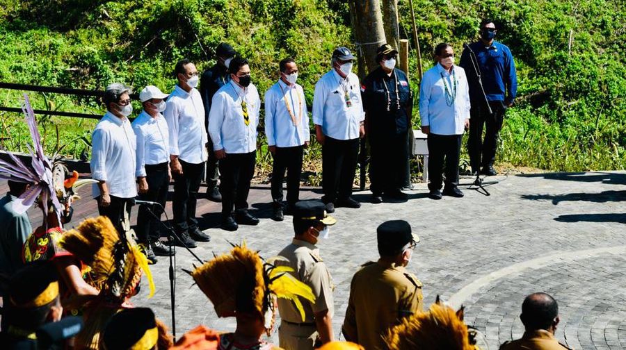 Presiden Joko Widodo dan Ibu Iriana Joko Widodo tiba di Kawasan Titik Nol Kilometer Ibu Kota Nusantara (IKN), di Kabupaten Penajam Paser Utara, Provinsi Kalimantan Timur, Senin, 14 Maret 2022, sekitar pukul 09.37 WITA. Saat tiba, Presiden dan Ibu Iriana disambut dengan prosesi adat tepung tawar dari Sultan Kutai Kartanegara. (Dok: Biro Pers Sekretariat Presiden)