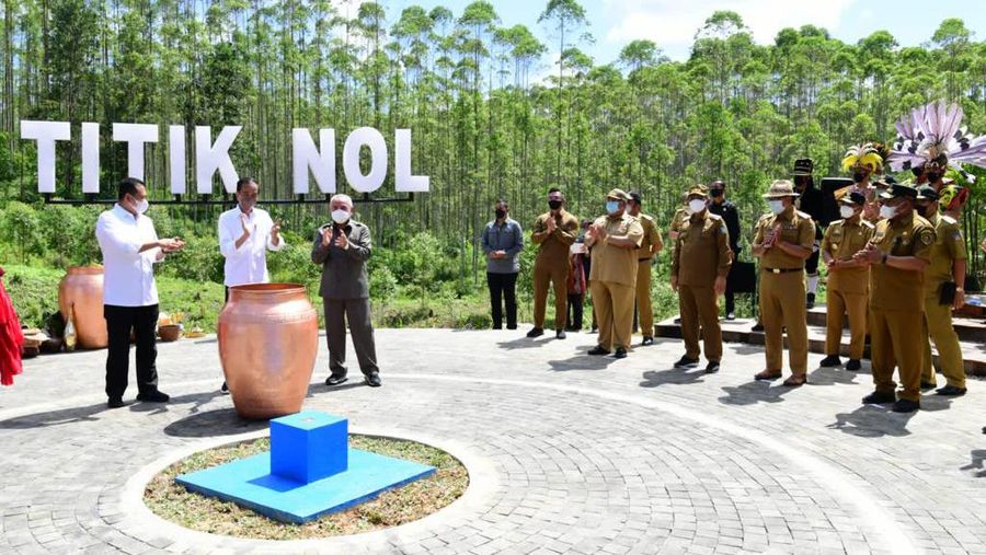 Presiden Joko Widodo dan Ibu Iriana Joko Widodo tiba di Kawasan Titik Nol Kilometer Ibu Kota Nusantara (IKN), di Kabupaten Penajam Paser Utara, Provinsi Kalimantan Timur, Senin, 14 Maret 2022, sekitar pukul 09.37 WITA. Saat tiba, Presiden dan Ibu Iriana disambut dengan prosesi adat tepung tawar dari Sultan Kutai Kartanegara. (Dok: Biro Pers Sekretariat Presiden)