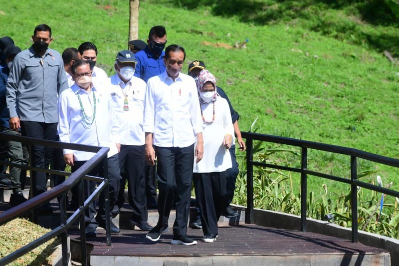 Presiden Joko Widodo dan Ibu Iriana Joko Widodo tiba di Kawasan Titik Nol Kilometer Ibu Kota Nusantara (IKN), di Kabupaten Penajam Paser Utara, Provinsi Kalimantan Timur, Senin, 14 Maret 2022, sekitar pukul 09.37 WITA. Saat tiba, Presiden dan Ibu Iriana disambut dengan prosesi adat tepung tawar dari Sultan Kutai Kartanegara. (Dok: Biro Pers Sekretariat Presiden)