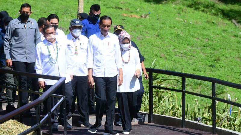 Presiden Joko Widodo dan Ibu Iriana Joko Widodo tiba di Kawasan Titik Nol Kilometer Ibu Kota Nusantara (IKN), di Kabupaten Penajam Paser Utara, Provinsi Kalimantan Timur, Senin, 14 Maret 2022, sekitar pukul 09.37 WITA. Saat tiba, Presiden dan Ibu Iriana disambut dengan prosesi adat tepung tawar dari Sultan Kutai Kartanegara. (Dok: Biro Pers Sekretariat Presiden)