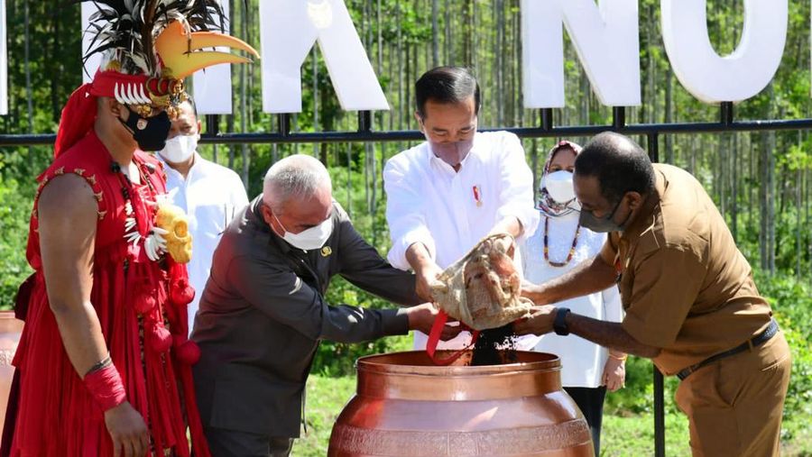 Presiden Joko Widodo dan Ibu Iriana Joko Widodo tiba di Kawasan Titik Nol Kilometer Ibu Kota Nusantara (IKN), di Kabupaten Penajam Paser Utara, Provinsi Kalimantan Timur, Senin, 14 Maret 2022, sekitar pukul 09.37 WITA. Saat tiba, Presiden dan Ibu Iriana disambut dengan prosesi adat tepung tawar dari Sultan Kutai Kartanegara. (Dok: Biro Pers Sekretariat Presiden)