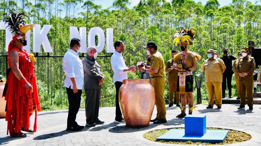 Presiden Joko Widodo dan Ibu Iriana Joko Widodo tiba di Kawasan Titik Nol Kilometer Ibu Kota Nusantara (IKN), di Kabupaten Penajam Paser Utara, Provinsi Kalimantan Timur, Senin, 14 Maret 2022, sekitar pukul 09.37 WITA. Saat tiba, Presiden dan Ibu Iriana disambut dengan prosesi adat tepung tawar dari Sultan Kutai Kartanegara. (Dok: Biro Pers Sekretariat Presiden)