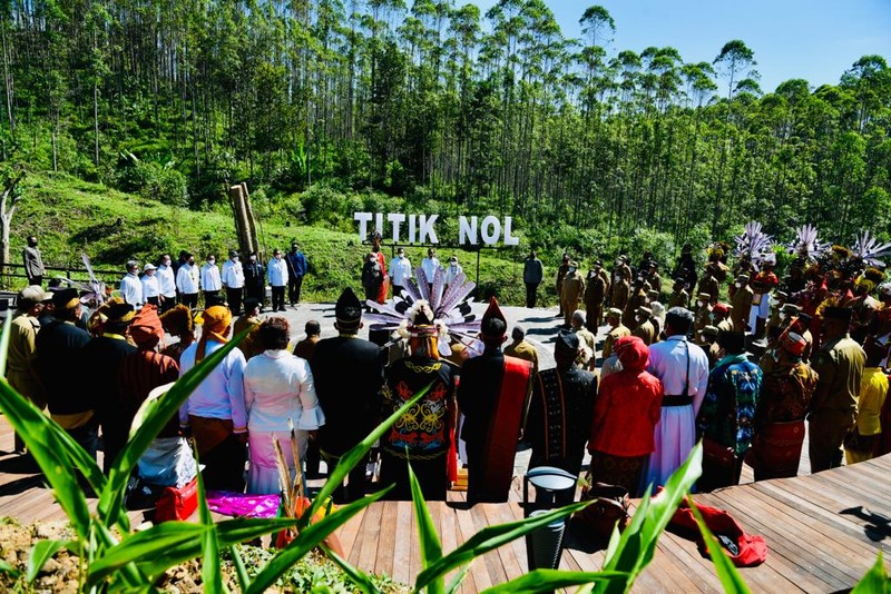 Presiden Joko Widodo dan Ibu Iriana Joko Widodo tiba di Kawasan Titik Nol Kilometer Ibu Kota Nusantara (IKN), di Kabupaten Penajam Paser Utara, Provinsi Kalimantan Timur, Senin, 14 Maret 2022, sekitar pukul 09.37 WITA. Saat tiba, Presiden dan Ibu Iriana disambut dengan prosesi adat tepung tawar dari Sultan Kutai Kartanegara. (Dok: Biro Pers Sekretariat Presiden) Presiden Joko Widodo dan Ibu Iriana Joko Widodo tiba di Kawasan Titik Nol Kilometer Ibu Kota Nusantara (IKN), di Kabupaten Penajam Paser Utara, Provinsi Kalimantan Timur, Senin, 14 Maret 2022, sekitar pukul 09.37 WITA. Saat tiba, Presiden dan Ibu Iriana disambut dengan prosesi adat tepung tawar dari Sultan Kutai Kartanegara. (Dok: Biro Pers Sekretariat Presiden)