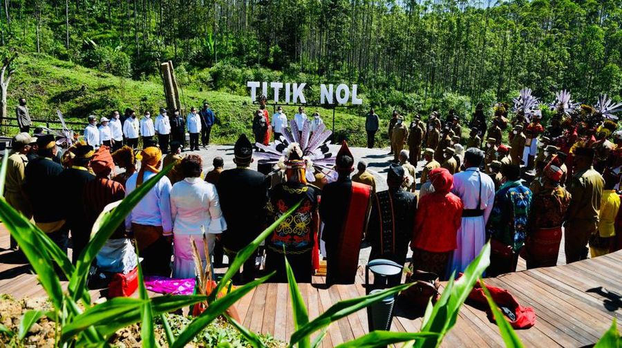 Presiden Joko Widodo dan Ibu Iriana Joko Widodo tiba di Kawasan Titik Nol Kilometer Ibu Kota Nusantara (IKN), di Kabupaten Penajam Paser Utara, Provinsi Kalimantan Timur, Senin, 14 Maret 2022, sekitar pukul 09.37 WITA. Saat tiba, Presiden dan Ibu Iriana disambut dengan prosesi adat tepung tawar dari Sultan Kutai Kartanegara. (Dok: Biro Pers Sekretariat Presiden)
