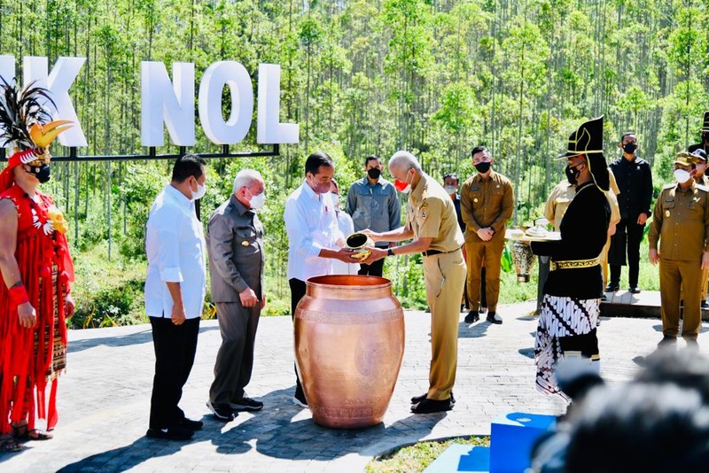 Presiden Joko Widodo dan Ibu Iriana Joko Widodo tiba di Kawasan Titik Nol Kilometer Ibu Kota Nusantara (IKN), di Kabupaten Penajam Paser Utara, Provinsi Kalimantan Timur, Senin, 14 Maret 2022, sekitar pukul 09.37 WITA. Saat tiba, Presiden dan Ibu Iriana disambut dengan prosesi adat tepung tawar dari Sultan Kutai Kartanegara. (Dok: Biro Pers Sekretariat Presiden)