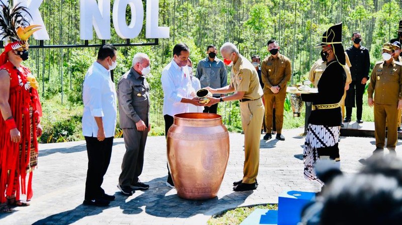 Presiden Joko Widodo dan Ibu Iriana Joko Widodo tiba di Kawasan Titik Nol Kilometer Ibu Kota Nusantara (IKN), di Kabupaten Penajam Paser Utara, Provinsi Kalimantan Timur, Senin, 14 Maret 2022, sekitar pukul 09.37 WITA. Saat tiba, Presiden dan Ibu Iriana disambut dengan prosesi adat tepung tawar dari Sultan Kutai Kartanegara. (Dok: Biro Pers Sekretariat Presiden)