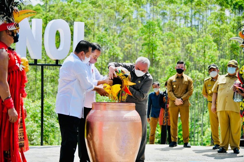 Presiden Joko Widodo dan Ibu Iriana Joko Widodo tiba di Kawasan Titik Nol Kilometer Ibu Kota Nusantara (IKN), di Kabupaten Penajam Paser Utara, Provinsi Kalimantan Timur, Senin, 14 Maret 2022, sekitar pukul 09.37 WITA. Saat tiba, Presiden dan Ibu Iriana disambut dengan prosesi adat tepung tawar dari Sultan Kutai Kartanegara. (Dok: Biro Pers Sekretariat Presiden)