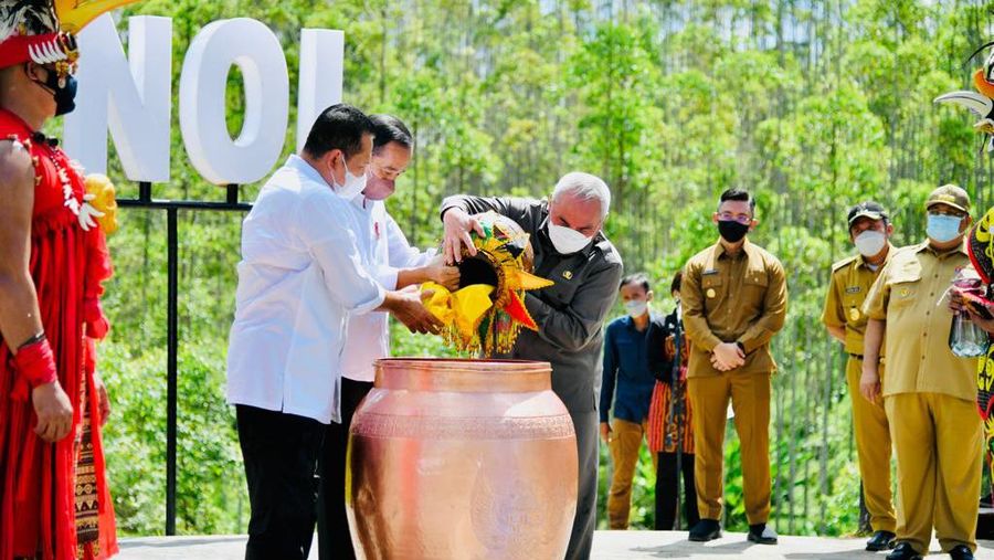 Presiden Joko Widodo dan Ibu Iriana Joko Widodo tiba di Kawasan Titik Nol Kilometer Ibu Kota Nusantara (IKN), di Kabupaten Penajam Paser Utara, Provinsi Kalimantan Timur, Senin, 14 Maret 2022, sekitar pukul 09.37 WITA. Saat tiba, Presiden dan Ibu Iriana disambut dengan prosesi adat tepung tawar dari Sultan Kutai Kartanegara. (Dok: Biro Pers Sekretariat Presiden)