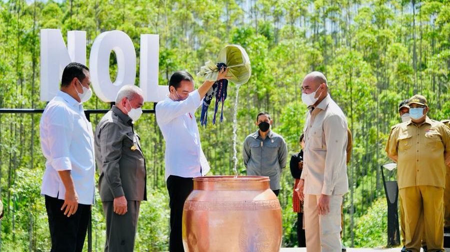 Presiden Joko Widodo dan Ibu Iriana Joko Widodo tiba di Kawasan Titik Nol Kilometer Ibu Kota Nusantara (IKN), di Kabupaten Penajam Paser Utara, Provinsi Kalimantan Timur, Senin, 14 Maret 2022, sekitar pukul 09.37 WITA. Saat tiba, Presiden dan Ibu Iriana disambut dengan prosesi adat tepung tawar dari Sultan Kutai Kartanegara. (Dok: Biro Pers Sekretariat Presiden)