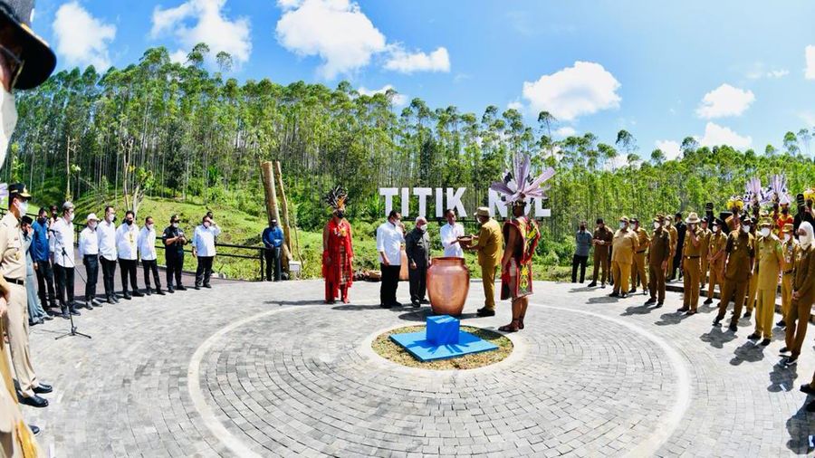 Presiden Joko Widodo dan Ibu Iriana Joko Widodo tiba di Kawasan Titik Nol Kilometer Ibu Kota Nusantara (IKN), di Kabupaten Penajam Paser Utara, Provinsi Kalimantan Timur, Senin, 14 Maret 2022, sekitar pukul 09.37 WITA. Saat tiba, Presiden dan Ibu Iriana disambut dengan prosesi adat tepung tawar dari Sultan Kutai Kartanegara. (Dok: Biro Pers Sekretariat Presiden)
