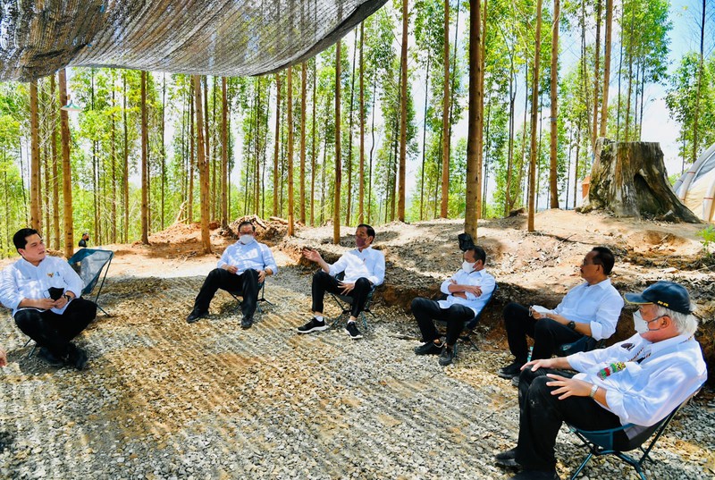 Presiden Jokowi bersama Meteri lainnya bertenda di IKN (Dok: Biro Pers Sekretariat Presiden) Presiden Jokowi bersama Meteri lainnya bertenda di IKN (Dok: Biro Pers Sekretariat Presiden)