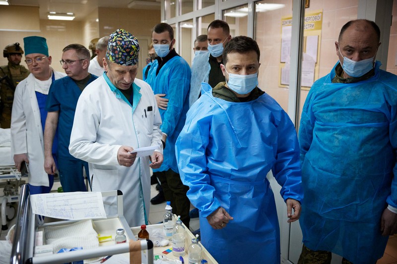Presiden Volodymyr Zelenskyy, tengah memberikan medali negara kepada seorang tentara yang terluka selama kunjungannya ke sebuah rumah sakit di Kyiv, Ukraina. (Kantor Pers Kepresidenan Ukraina via AP) Presiden Volodymyr Zelenskyy, tengah memberikan medali negara kepada seorang tentara yang terluka selama kunjungannya ke sebuah rumah sakit di Kyiv, Ukraina. (Kantor Pers Kepresidenan Ukraina via AP)