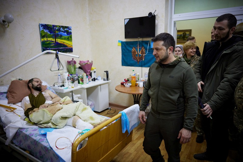 Presiden Volodymyr Zelenskyy, tengah memberikan medali negara kepada seorang tentara yang terluka selama kunjungannya ke sebuah rumah sakit di Kyiv, Ukraina. (Kantor Pers Kepresidenan Ukraina via AP) Presiden Volodymyr Zelenskyy, tengah memberikan medali negara kepada seorang tentara yang terluka selama kunjungannya ke sebuah rumah sakit di Kyiv, Ukraina. (Kantor Pers Kepresidenan Ukraina via AP)
