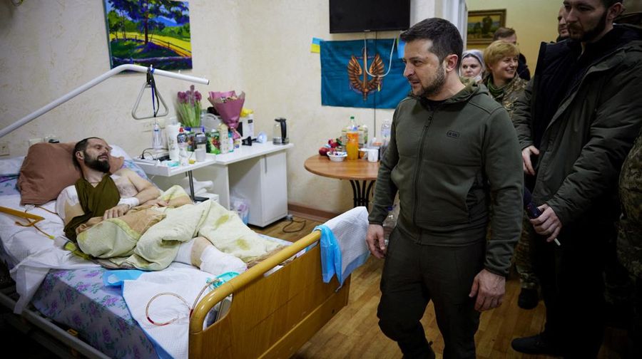Presiden Volodymyr Zelenskyy, tengah memberikan medali negara kepada seorang tentara yang terluka selama kunjungannya ke sebuah rumah sakit di Kyiv, Ukraina. (Kantor Pers Kepresidenan Ukraina via AP)