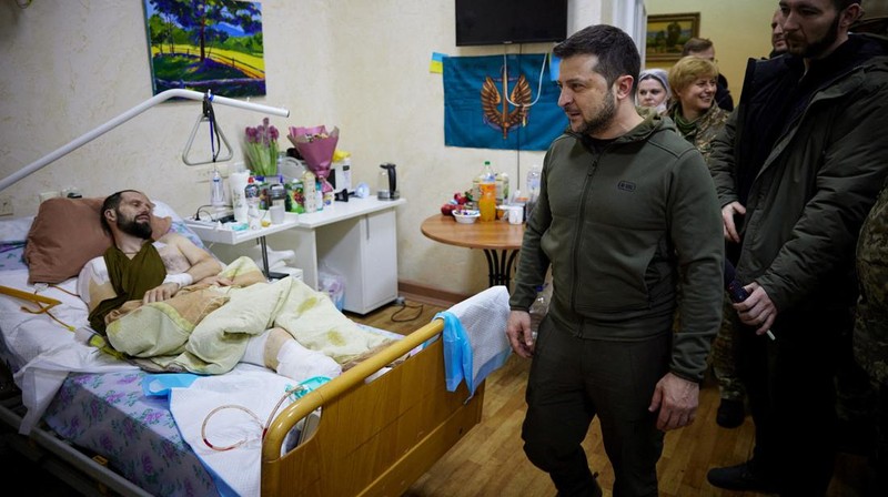 Presiden Volodymyr Zelenskyy, tengah memberikan medali negara kepada seorang tentara yang terluka selama kunjungannya ke sebuah rumah sakit di Kyiv, Ukraina. (Kantor Pers Kepresidenan Ukraina via AP)