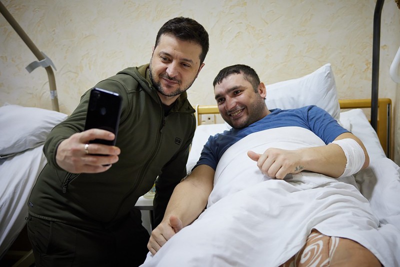 Presiden Volodymyr Zelenskyy, tengah memberikan medali negara kepada seorang tentara yang terluka selama kunjungannya ke sebuah rumah sakit di Kyiv, Ukraina. (Kantor Pers Kepresidenan Ukraina via AP) Presiden Volodymyr Zelenskyy, tengah memberikan medali negara kepada seorang tentara yang terluka selama kunjungannya ke sebuah rumah sakit di Kyiv, Ukraina. (Kantor Pers Kepresidenan Ukraina via AP)