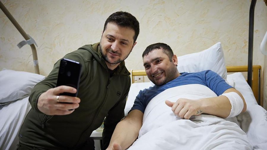 Presiden Volodymyr Zelenskyy, tengah memberikan medali negara kepada seorang tentara yang terluka selama kunjungannya ke sebuah rumah sakit di Kyiv, Ukraina. (Kantor Pers Kepresidenan Ukraina via AP)