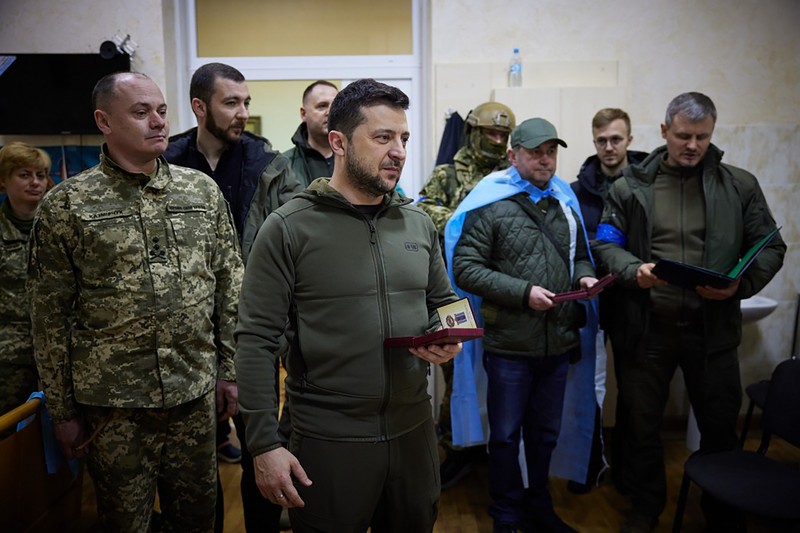 Presiden Volodymyr Zelenskyy, tengah memberikan medali negara kepada seorang tentara yang terluka selama kunjungannya ke sebuah rumah sakit di Kyiv, Ukraina. (Kantor Pers Kepresidenan Ukraina via AP) Presiden Volodymyr Zelenskyy, tengah memberikan medali negara kepada seorang tentara yang terluka selama kunjungannya ke sebuah rumah sakit di Kyiv, Ukraina. (Kantor Pers Kepresidenan Ukraina via AP)