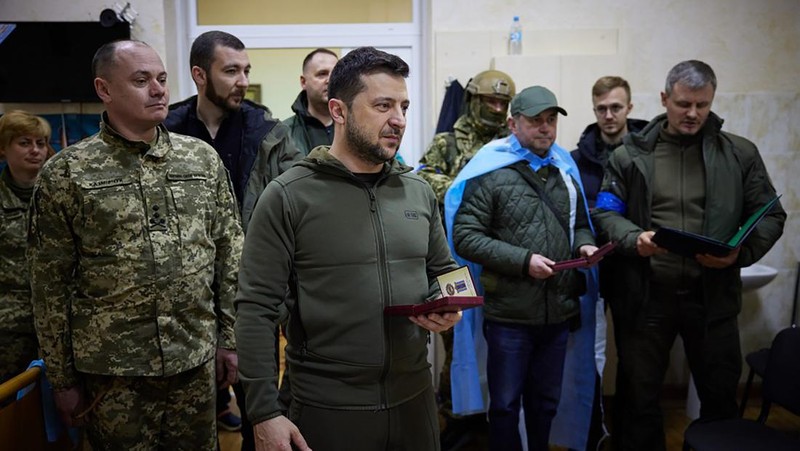 Presiden Volodymyr Zelenskyy, tengah memberikan medali negara kepada seorang tentara yang terluka selama kunjungannya ke sebuah rumah sakit di Kyiv, Ukraina. (Kantor Pers Kepresidenan Ukraina via AP)