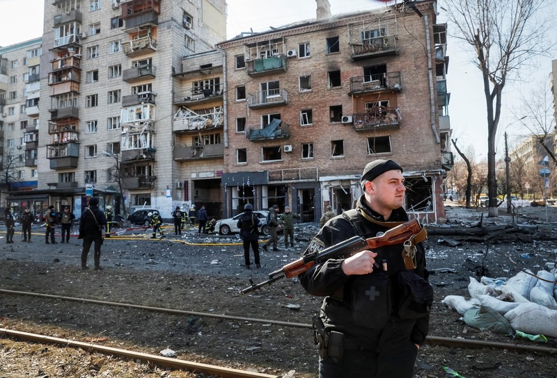 Rusia serang apartemen Kyiv, Ukraina (REUTERS/GLEB GARANICH) Rusia serang apartemen Kyiv, Ukraina (REUTERS/GLEB GARANICH)