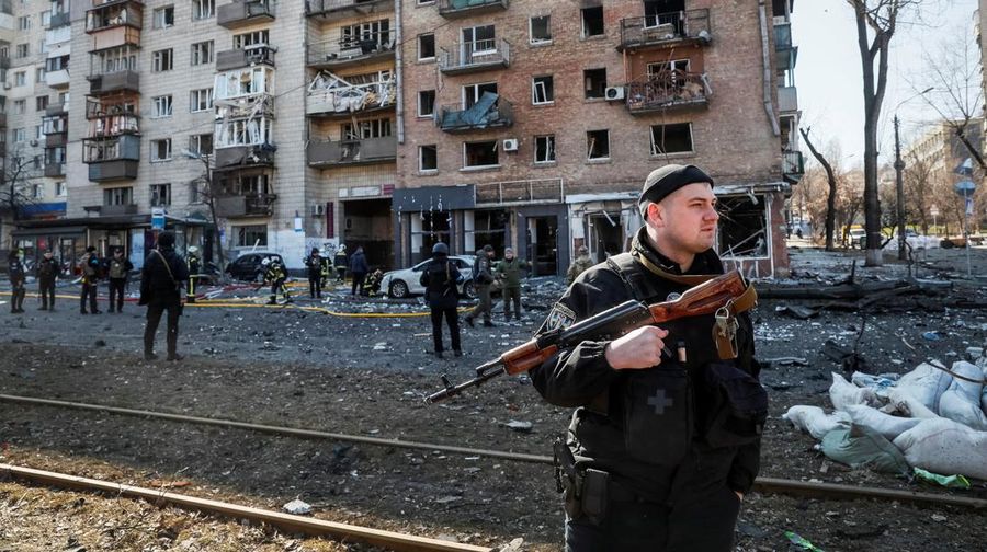 Rusia serang apartemen Kyiv, Ukraina (REUTERS/GLEB GARANICH)ch