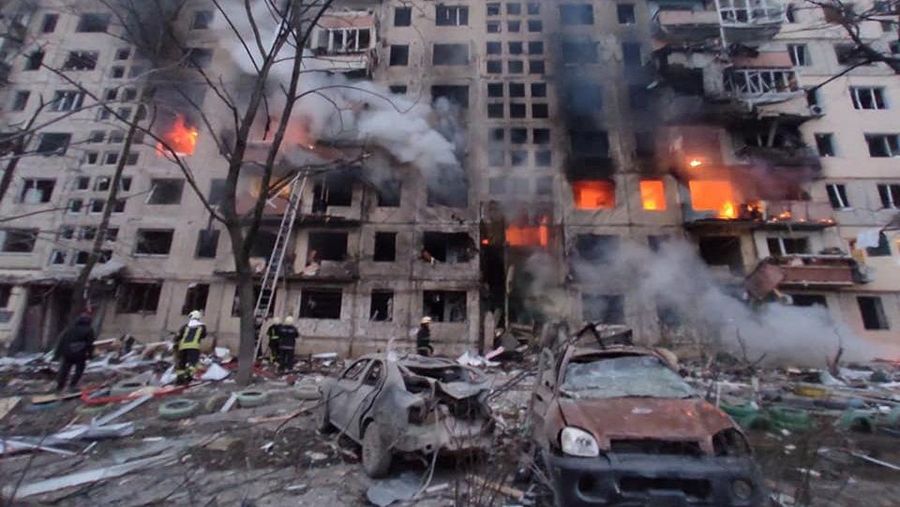 Rusia serang apartemen Kyiv, Ukraina (REUTERS/GLEB GARANICH)