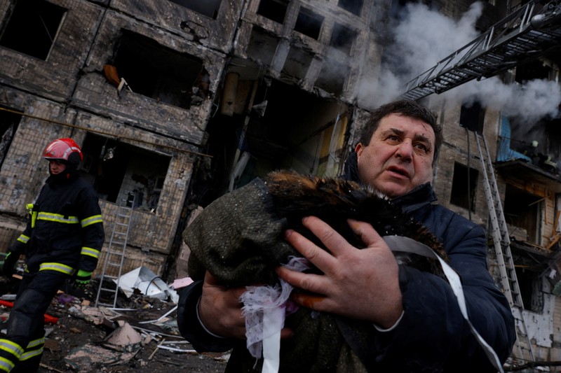 Rusia serang apartemen Kyiv, Ukraina (REUTERS/GLEB GARANICH) Rusia serang apartemen Kyiv, Ukraina (REUTERS/GLEB GARANICH)