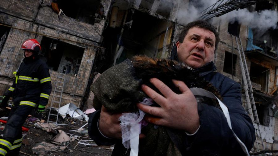 Rusia serang apartemen Kyiv, Ukraina (REUTERS/GLEB GARANICH)