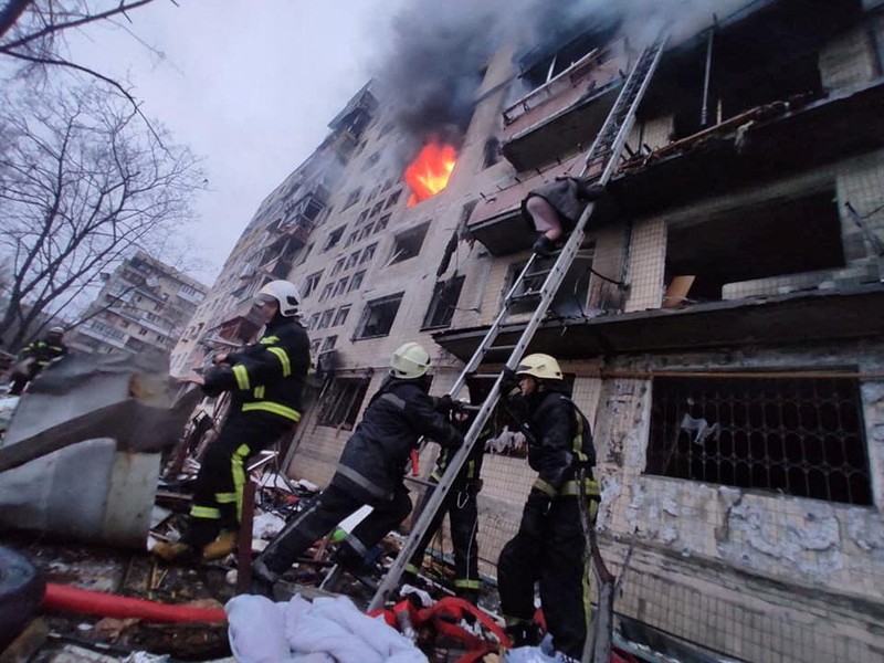 Rusia serang apartemen Kyiv, Ukraina (REUTERS/GLEB GARANICH)