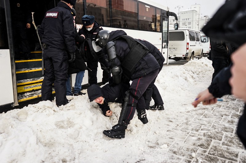 Aparat penegak hukum Rusia menahan seorang demonstran selama protes anti-perang terhadap invasi Rusia ke Ukraina, di Saint Petersburg, Rusia. (REUTERS/STRINGER)