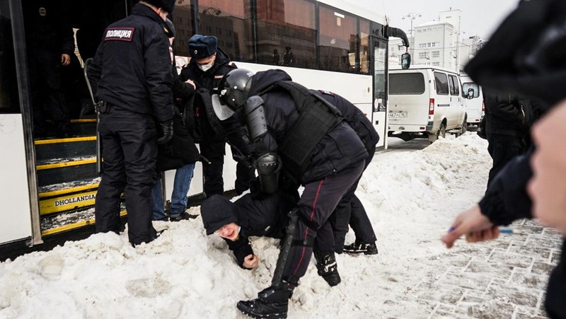 Aparat penegak hukum Rusia menahan seorang demonstran selama protes anti-perang terhadap invasi Rusia ke Ukraina, di Saint Petersburg, Rusia. (REUTERS/STRINGER)