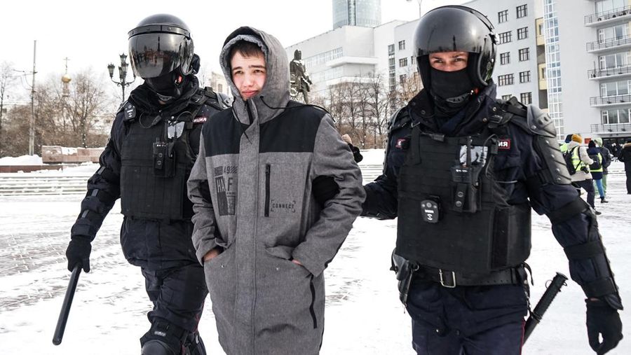 Aparat penegak hukum Rusia menahan seorang demonstran selama protes anti-perang terhadap invasi Rusia ke Ukraina, di Saint Petersburg, Rusia. (REUTERS/STRINGER)