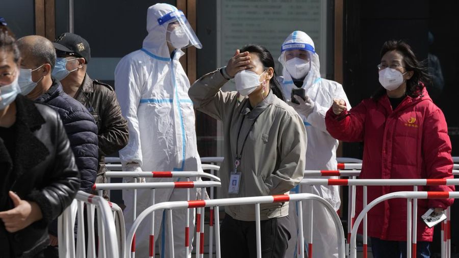 Warga China ramai-ramai tes swab di distrik Chaoyang, Beijing, Cina, Senin (14/3/2022). (AP/Ng Han Guan)