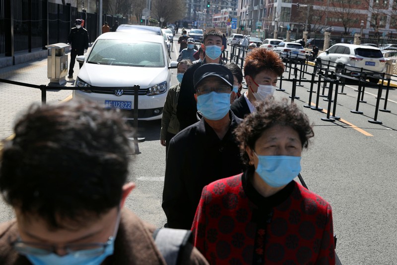 Warga China ramai-ramai tes swab di distrik Chaoyang, Beijing, Cina, Senin (14/3/2022). (REUTERS/TINGSHU WANG)