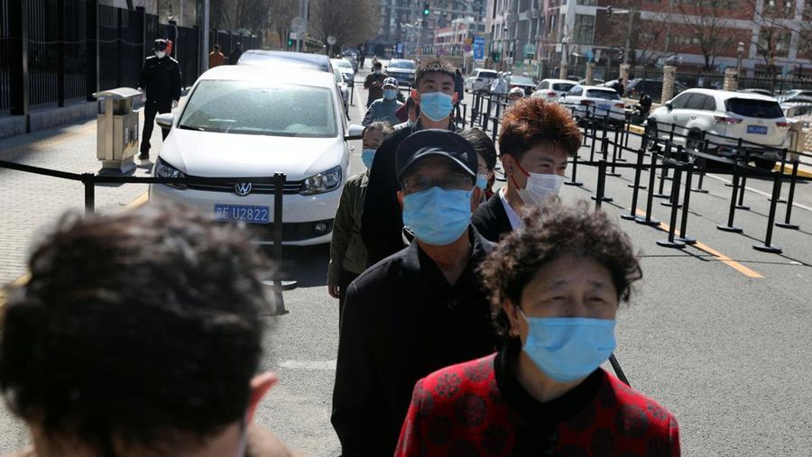 Warga China ramai-ramai tes swab di distrik Chaoyang, Beijing, Cina, Senin (14/3/2022). (REUTERS/TINGSHU WANG)