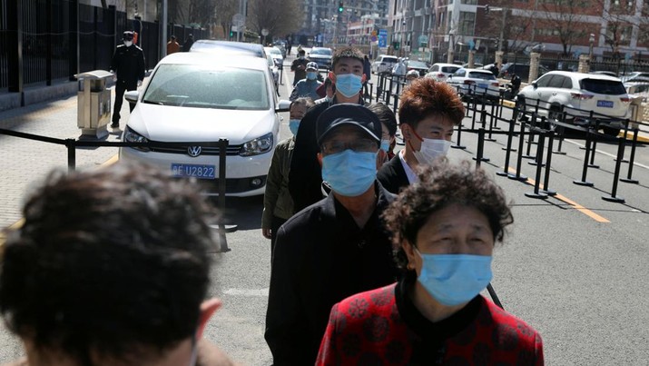 Warga China ramai-ramai tes swab di distrik Chaoyang, Beijing, Cina, Senin (14/3/2022). (REUTERS/TINGSHU WANG) Warga China ramai-ramai tes swab di distrik Chaoyang, Beijing, Cina, Senin (14/3/2022). (REUTERS/TINGSHU WANG)