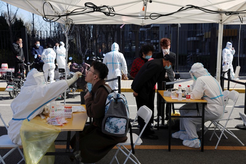 Warga China ramai-ramai tes swab di distrik Chaoyang, Beijing, Cina, Senin (14/3/2022). (REUTERS/TINGSHU WANG)