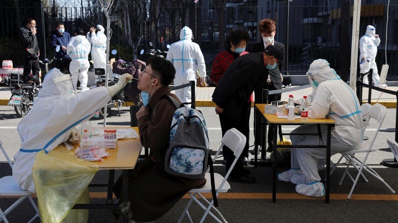 Warga China ramai-ramai tes swab di distrik Chaoyang, Beijing, Cina, Senin (14/3/2022). (REUTERS/TINGSHU WANG)