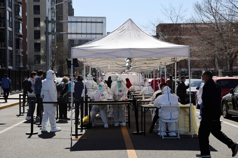 Warga China ramai-ramai tes swab di distrik Chaoyang, Beijing, Cina, Senin (14/3/2022). (REUTERS/TINGSHU WANG) Warga China ramai-ramai tes swab di distrik Chaoyang, Beijing, Cina, Senin (14/3/2022). (REUTERS/TINGSHU WANG)