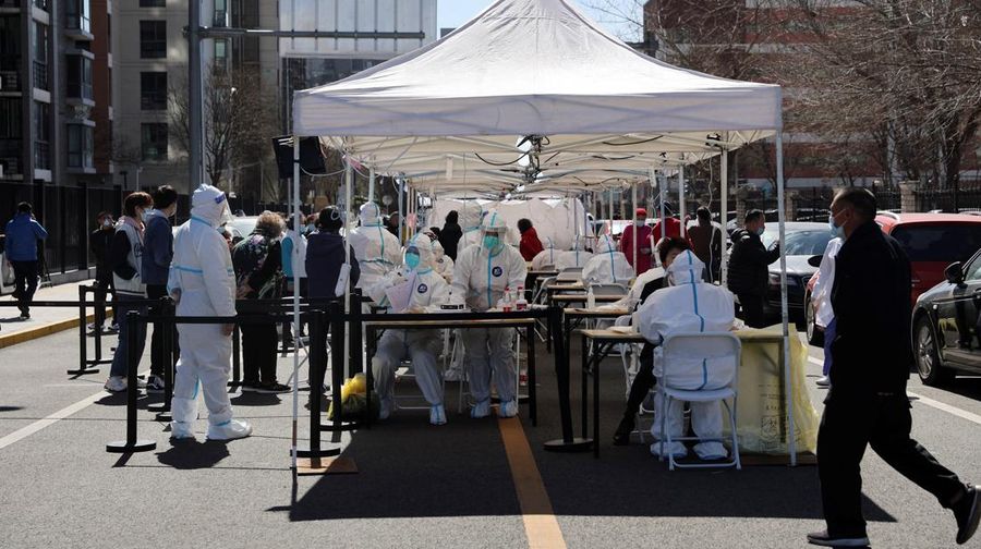Warga China ramai-ramai tes swab di distrik Chaoyang, Beijing, Cina, Senin (14/3/2022). (REUTERS/TINGSHU WANG)