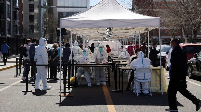 Warga China ramai-ramai tes swab di distrik Chaoyang, Beijing, Cina, Senin (14/3/2022). (REUTERS/TINGSHU WANG)