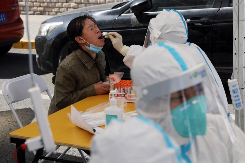 Warga China ramai-ramai tes swab di distrik Chaoyang, Beijing, Cina, Senin (14/3/2022). (REUTERS/TINGSHU WANG)