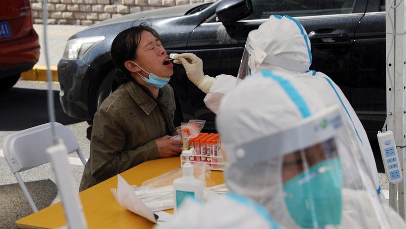 Warga China ramai-ramai tes swab di distrik Chaoyang, Beijing, Cina, Senin (14/3/2022). (REUTERS/TINGSHU WANG)