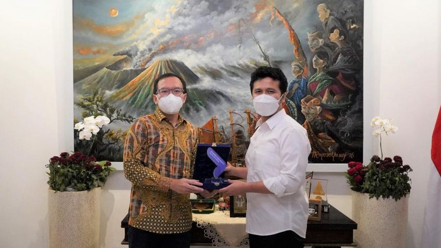 Kunjungan dan audiensi  Direktur Digital Business Telkom Muhamad Fajrin Rasyid dengan Wakil Gubernur Jawa Timur Emil Elestianto Dardak.